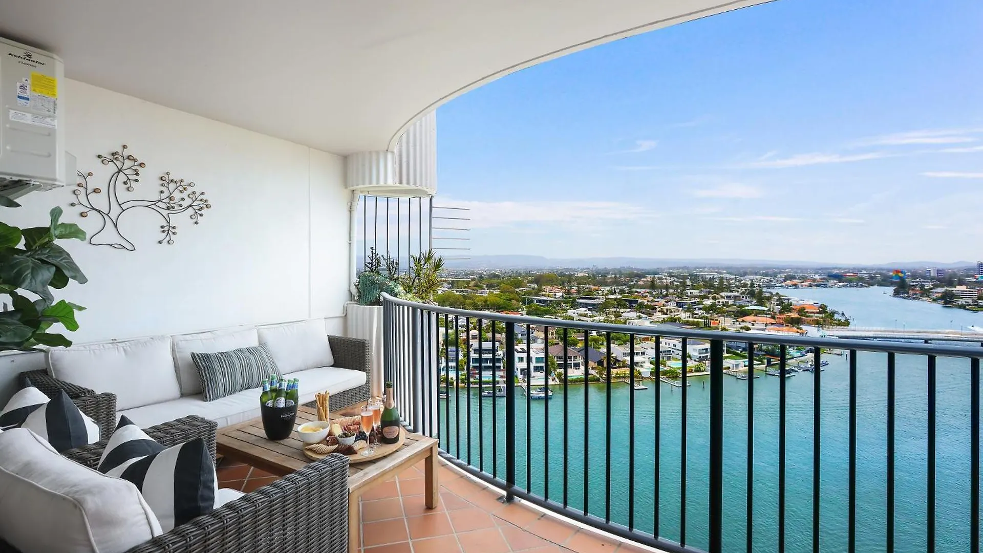 Absolute Riverfront 2Br Apt, Views From Every Room Gold Coast 0*,  Avustralya